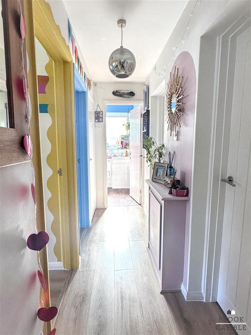 2 Bedroom Flat. Kings Avenue in Eastbourne,  9